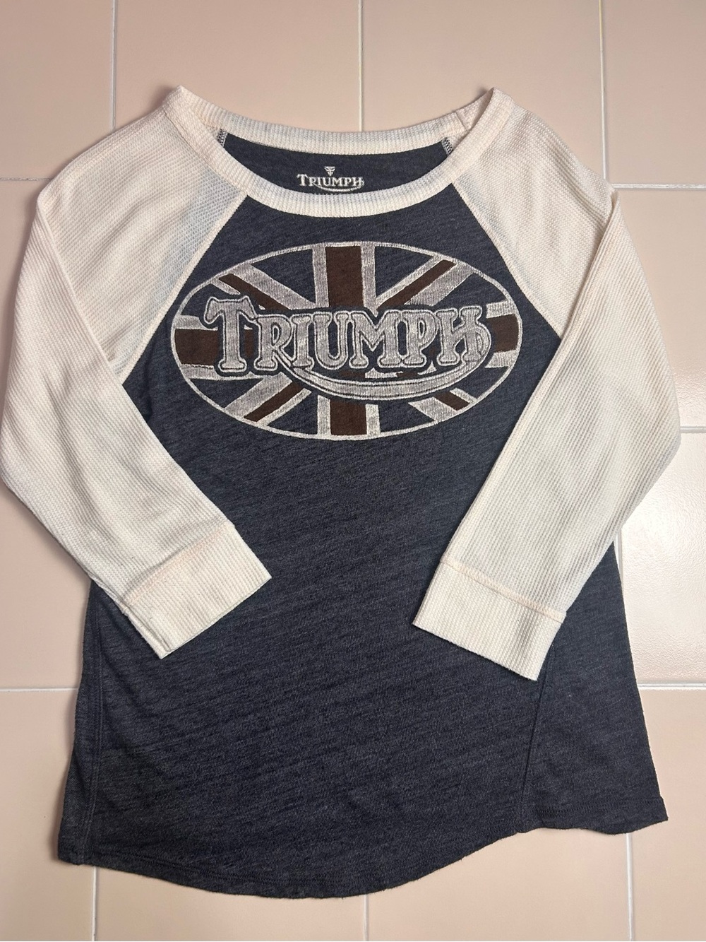 Women’s Triumph Logo Long Sleeve Shirt in Navy and Cream